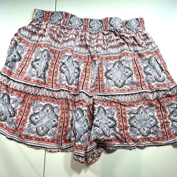 D15.27 Womenās high rise gray, orange and white printed lounge shorts - Picture 3 of 4